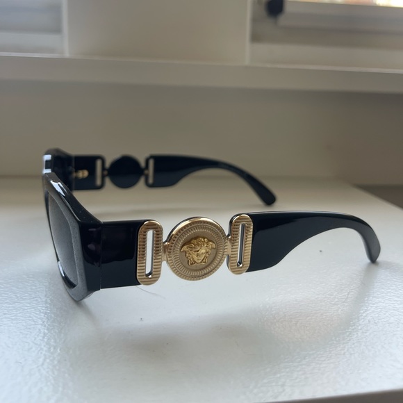 VERSACE TRIBUTE OVAL SUNGLASSES - Picture 9 of 11
